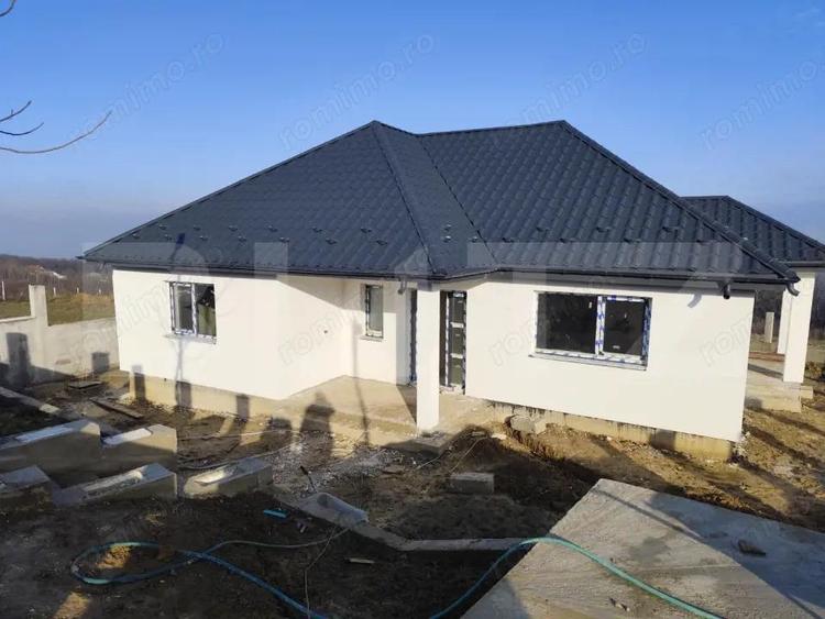 Casă cu 4 camere cu Teren 500 Mp în Păun