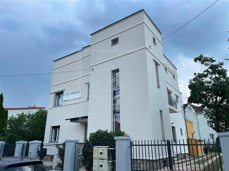 Casă individuală cu 12 camere cu Teren 600 Mp în Hipodrom 1