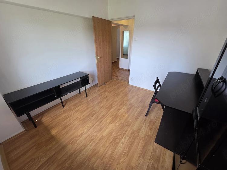 Apartament cu 3 camere decomandat în P-ța Victoriei