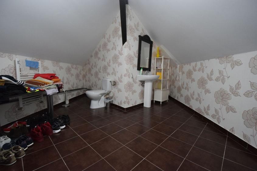 Casă individuală cu 4 camere cu Canalizare în Steaua