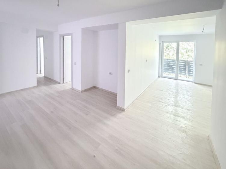Apartament cu 3 camere decomandat în Exterior Vest