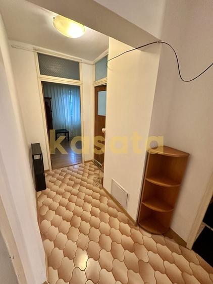 Apartament cu 3 camere semidecomandat în Aviației