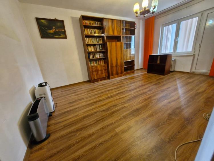 Apartament cu 3 camere decomandat, mobilat în Vitan