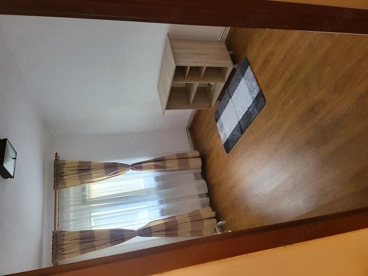 Apartament cu 3 camere semidecomandat în Craiovița Nouă
