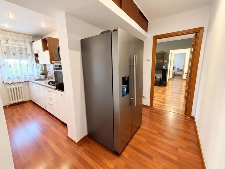 Apartament cu 3 camere semidecomandat în Complex Studențesc