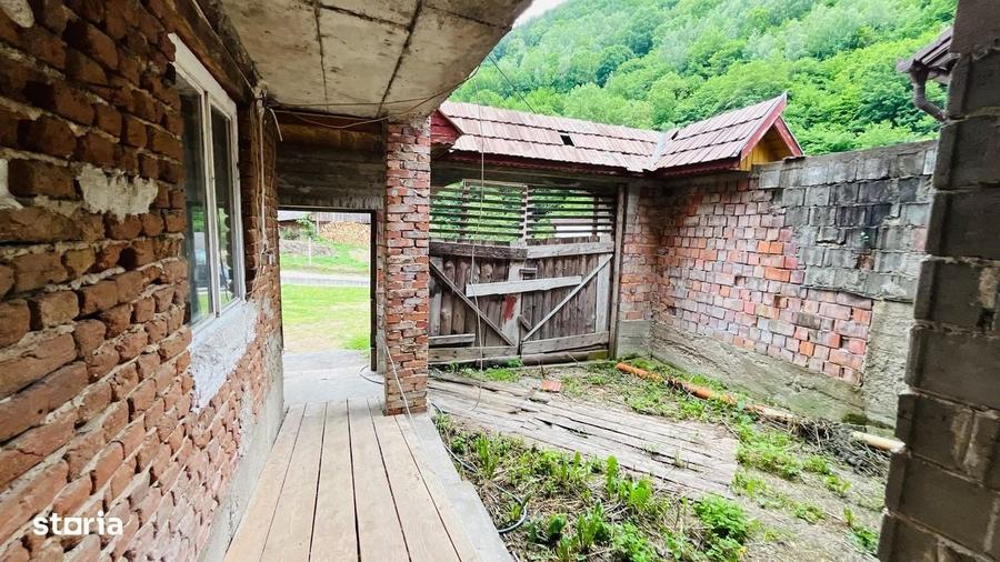 Casă cu 4 camere cu Teren 240 Mp în Central