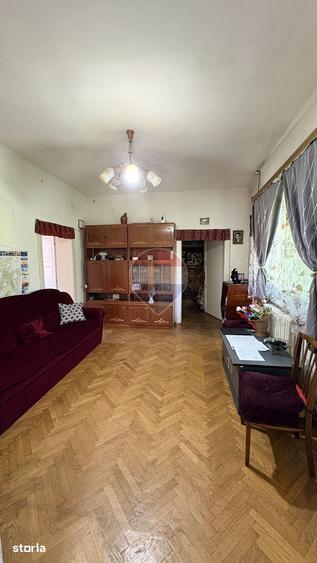 Casă cu 5 camere cu Teren 716 Mp în Central