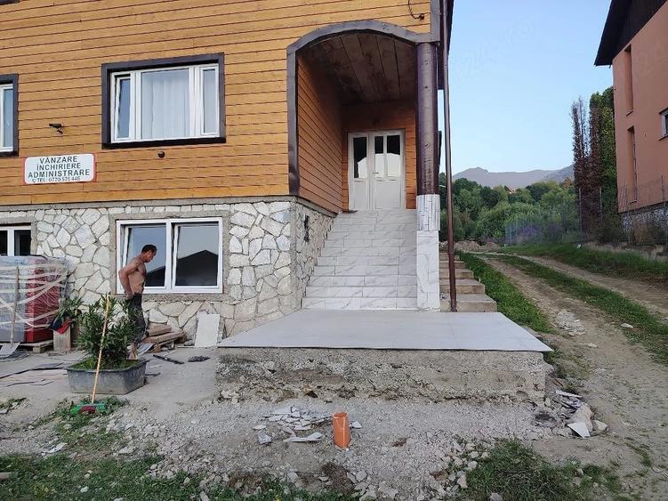 Casă cu 8 camere cu Teren 10 Mp în Repedea