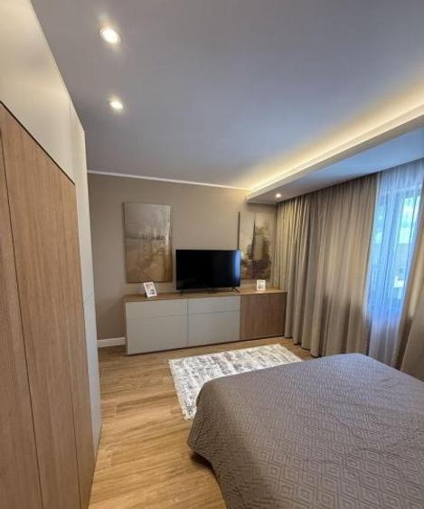 Apartament cu 3 camere decomandat, mobilat în Palazu Mare