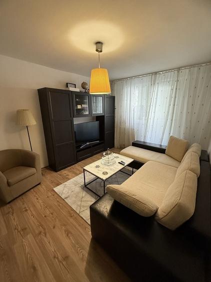 Apartament cu 2 camere decomandat în Victoriei
