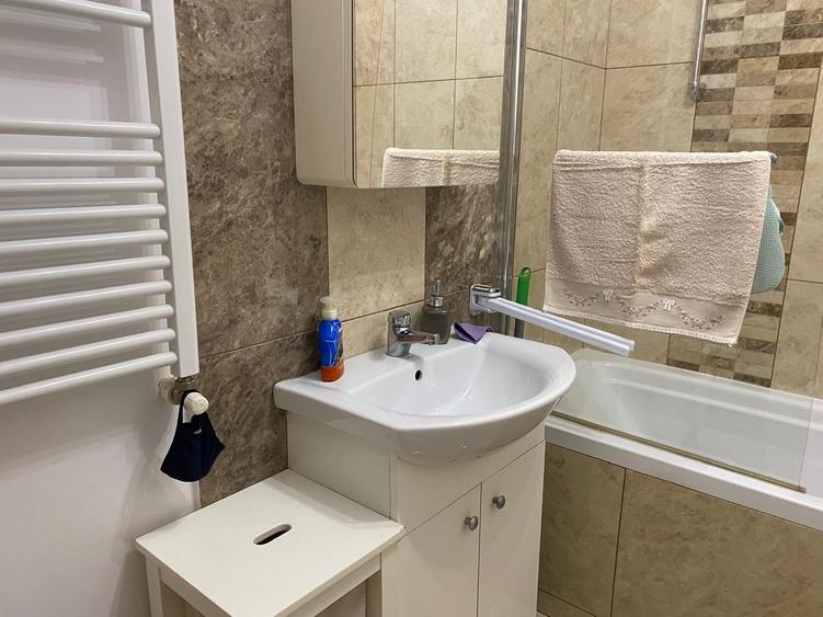 Apartament cu 3 camere semidecomandat, mobilat în Gara de Nord