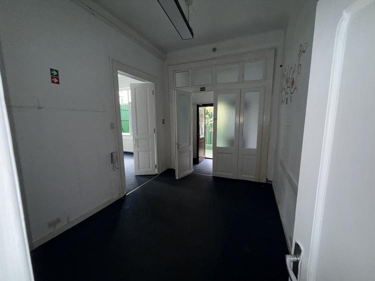 Casă individuală cu 10 camere cu Canalizare în Timpuri Noi