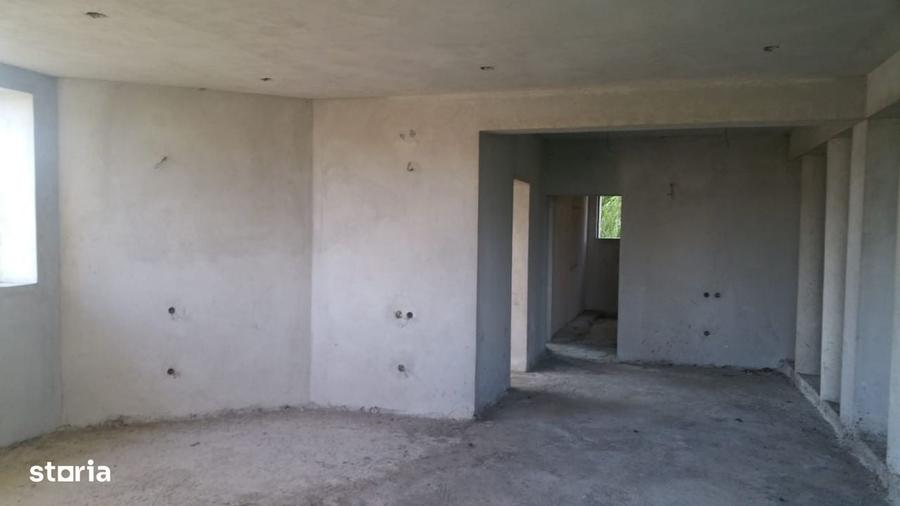 Casă cu 4 camere cu Teren 1950 Mp în Central