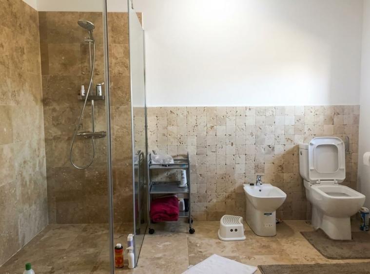 Casă individuală cu 5 camere cu Garaj în Central