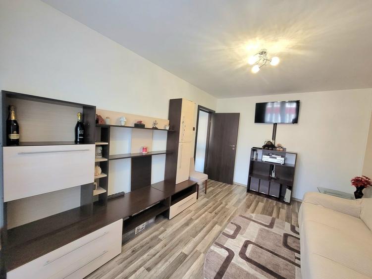 Apartament cu 3 camere decomandat în Florilor