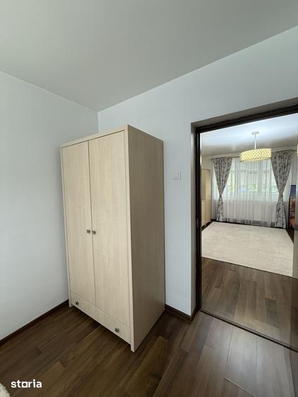 Apartament cu 4 camere semidecomandat, mobilat în Exterior Vest