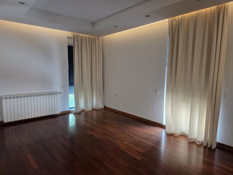 Apartament cu 4 camere decomandat în Dorobanți