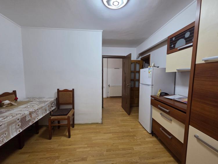 Apartament cu 4 camere decomandat în Central