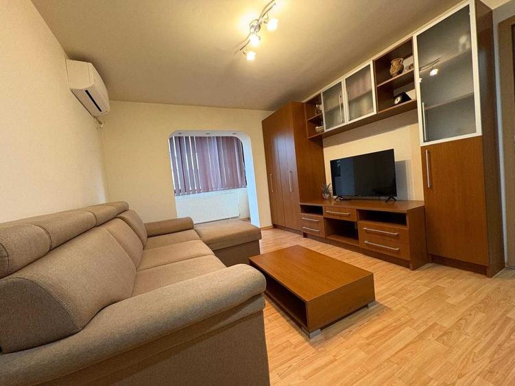 Apartament cu 3 camere semidecomandat în Girocului
