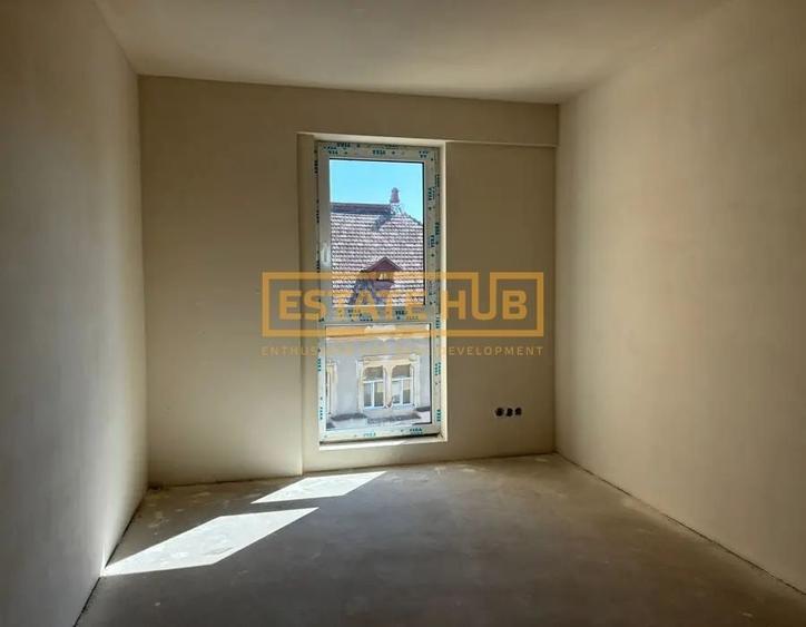 Apartament cu 4 camere semidecomandat în Central