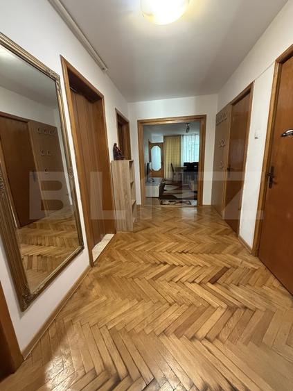 Apartament cu 4 camere decomandat, mobilat în Cornișa