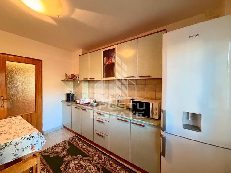 Apartament cu 3 camere decomandat, mobilat în Aradului