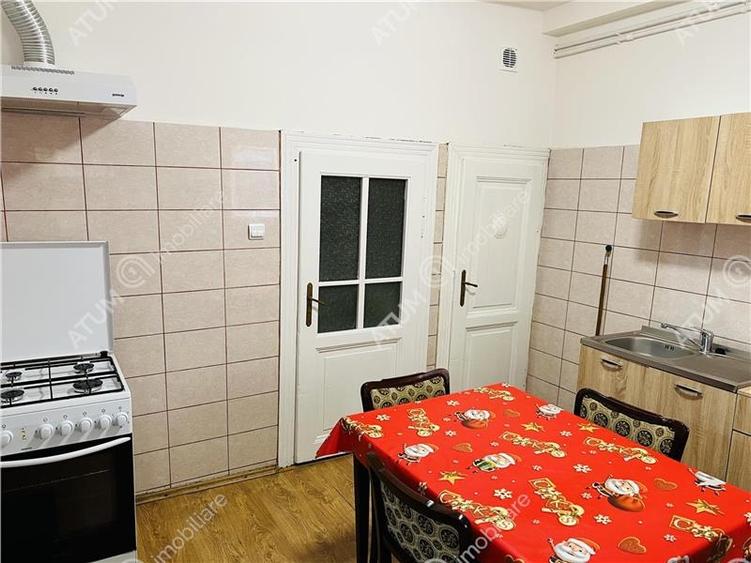 Apartament cu 2 camere nedecomandat, mobilat în Orașul de Jos