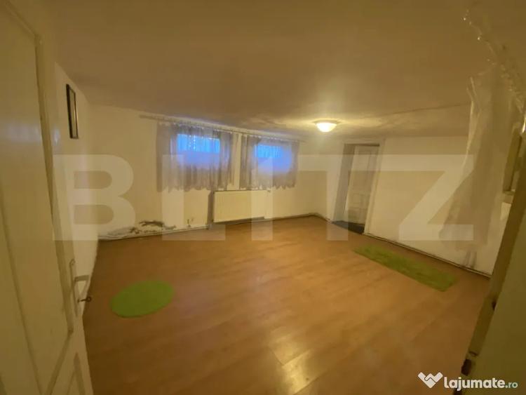 Casă cu 7 camere cu Teren 595 Mp în Central