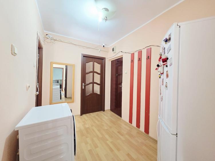Apartament cu 3 camere semidecomandat în Micro 19