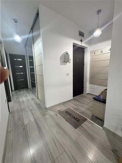 Apartament cu 3 camere decomandat, mobilat în Poarta 6