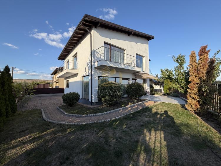Casă individuală cu 5 camere cu Garaj în Someșeni