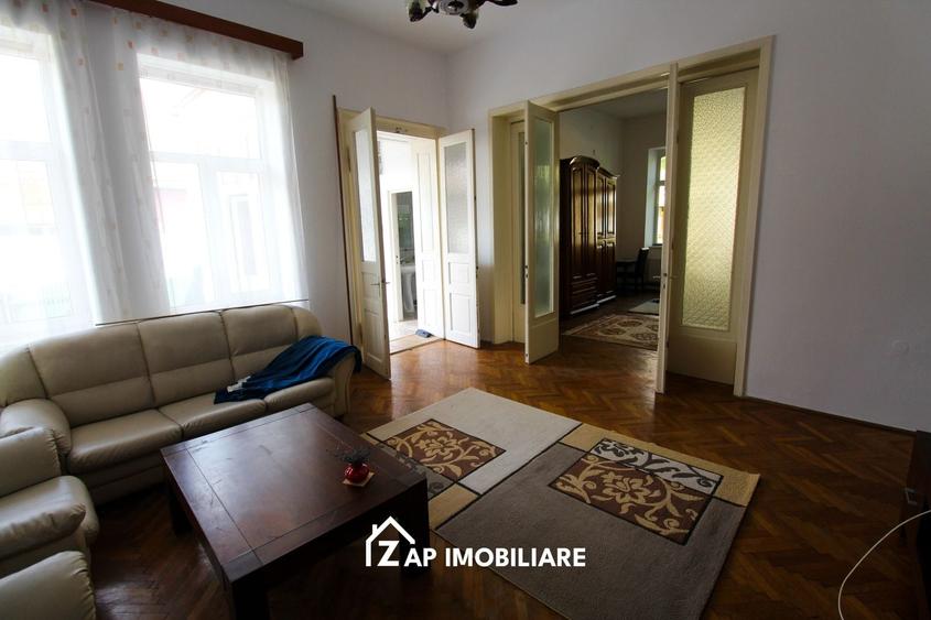 Casă individuală cu 5 camere cu Canalizare în Central
