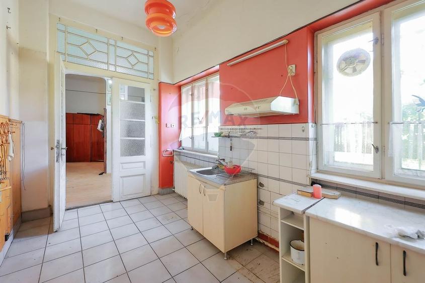 Apartament cu 4 camere semidecomandat în Central