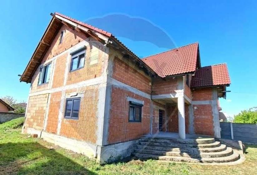 Casa / Vila la rosu de vanzare, 5 camere - 3