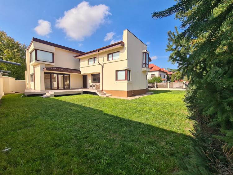 Casă individuală cu 6 camere cu Canalizare în Băneasa
