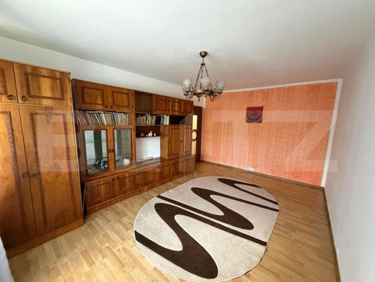 Apartament cu 3 camere decomandat în Rovine