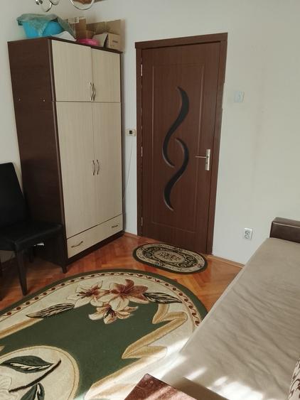Apartament cu 3 camere semidecomandat în Obor