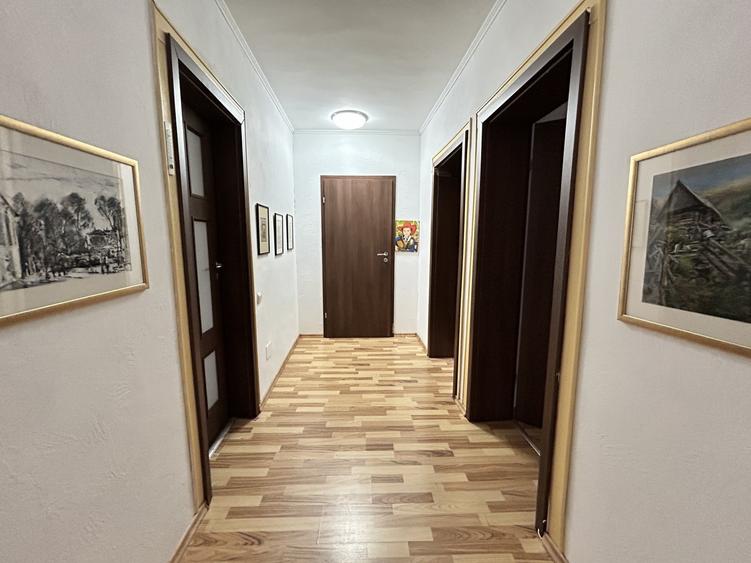 Casă individuală cu 7 camere cu Canalizare în Central