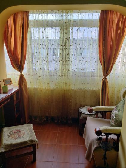 Apartament cu 3 camere decomandat, mobilat în Poarta 6