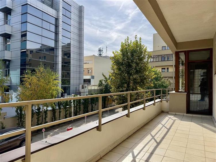 Apartament cu 4 camere semidecomandat, mobilat în Șoseaua Nordului