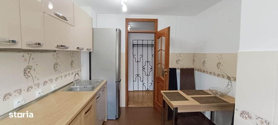 Apartament cu 4 camere decomandat în Tractorul