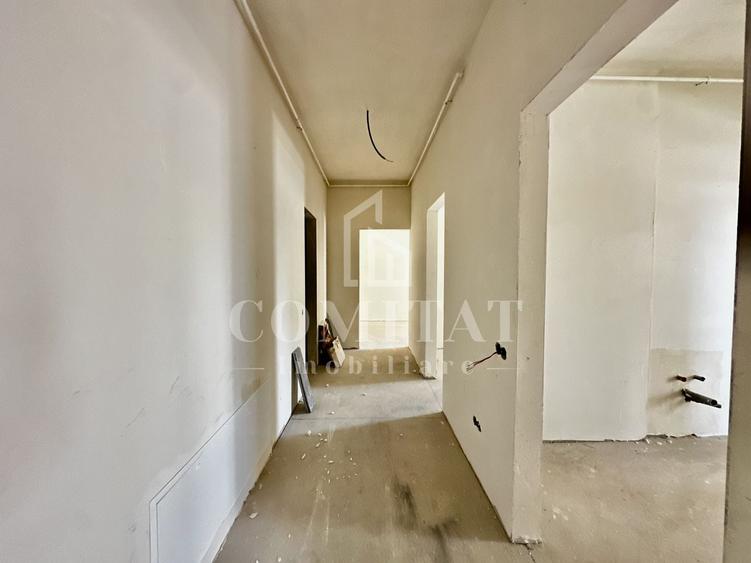 Apartament cu 3 camere semidecomandat în Florești