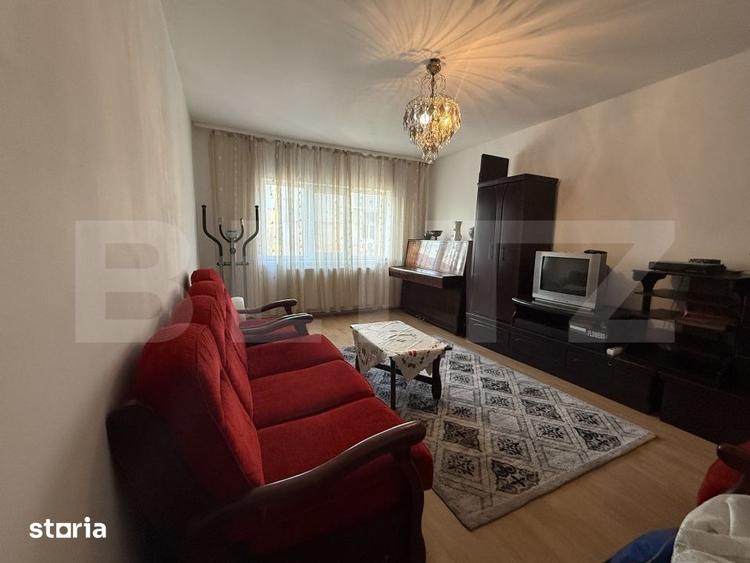 Apartament cu 3 camere decomandat, mobilat în Micro 6