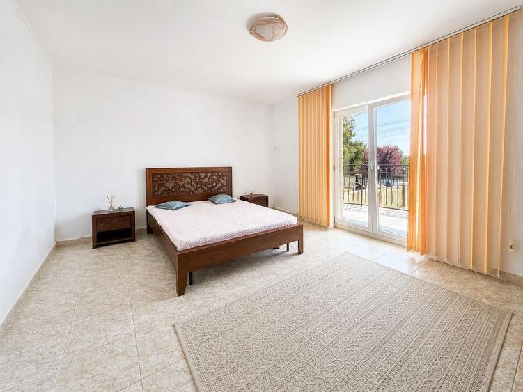 Casă individuală cu 7 camere cu Canalizare în Sânmartin