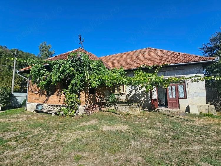 Casă cu 4 camere cu Teren 1500 Mp în Ștei