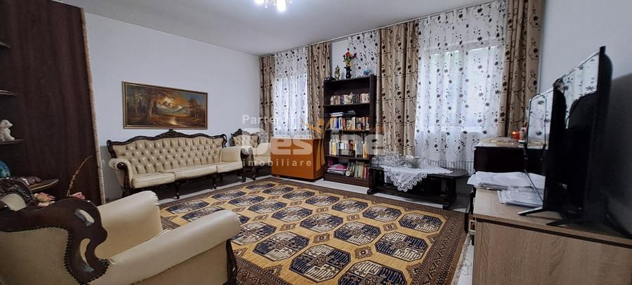 Casă individuală cu 8 camere cu Canalizare în Lunca Cetățuii