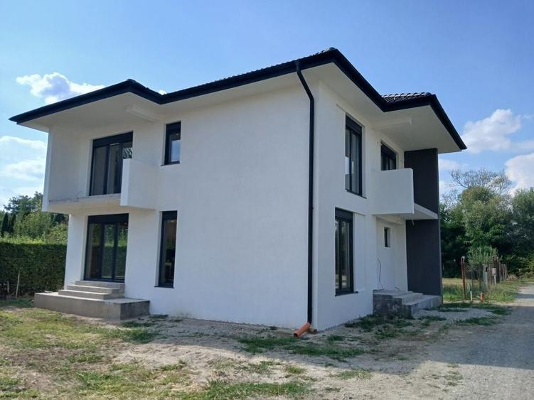 Casă cu 3 camere în Șelimbăr