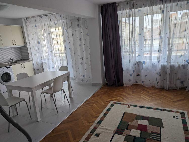 Inchiriez apartament 4 camere zona Nufarul - 1