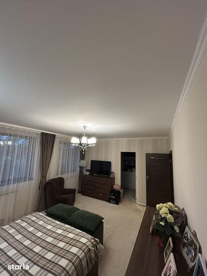 Casă cu 5 camere cu Teren 240 Mp în Central