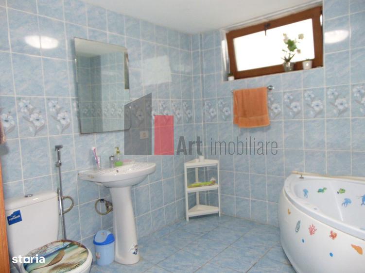 Casă cu 7 camere cu Teren 437 Mp în Fundeni